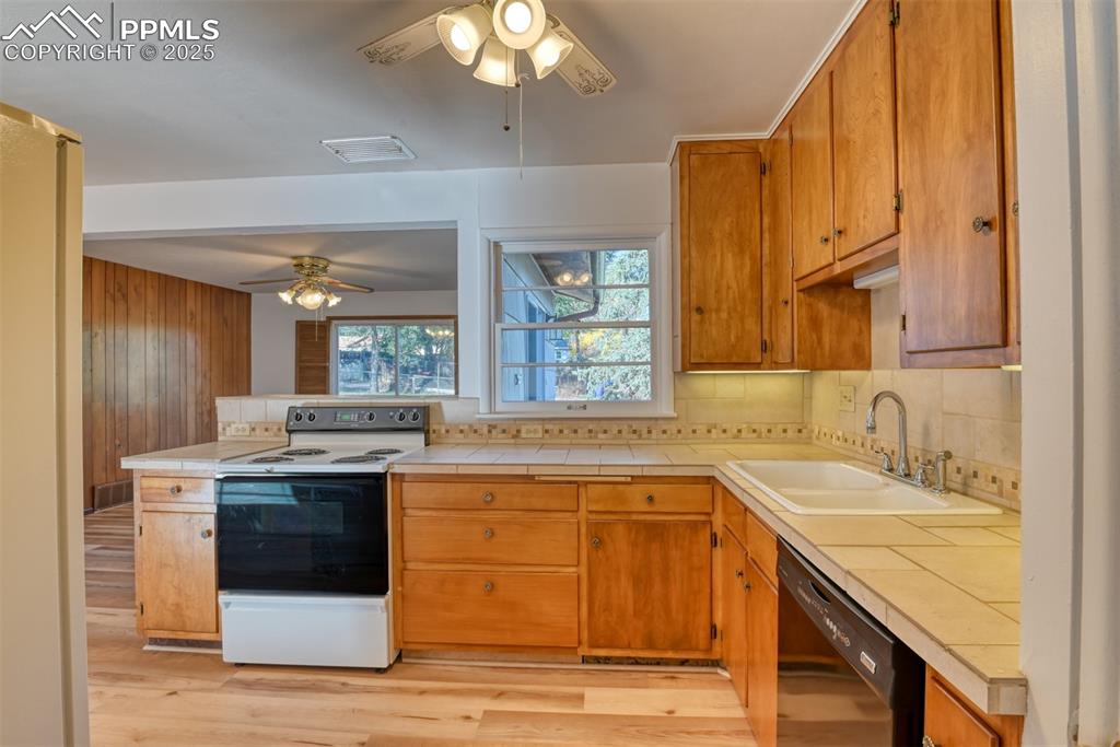 Image 16 of 49: Kitchen