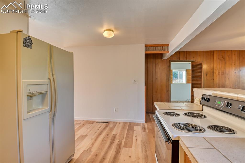 Image 17 of 49: Kitchen