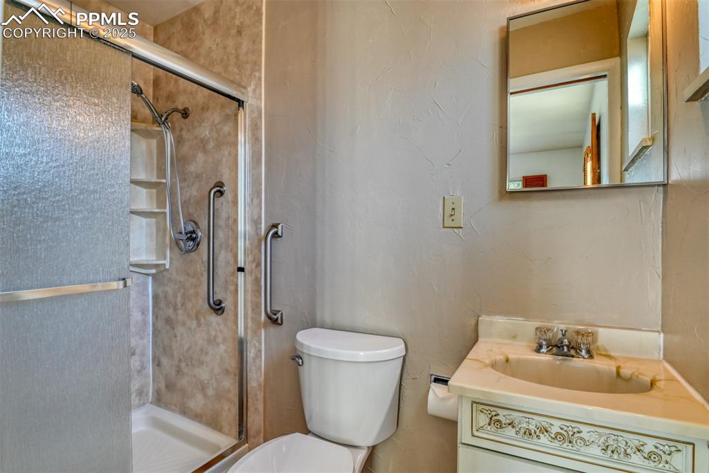 Image 26 of 49: Bathroom