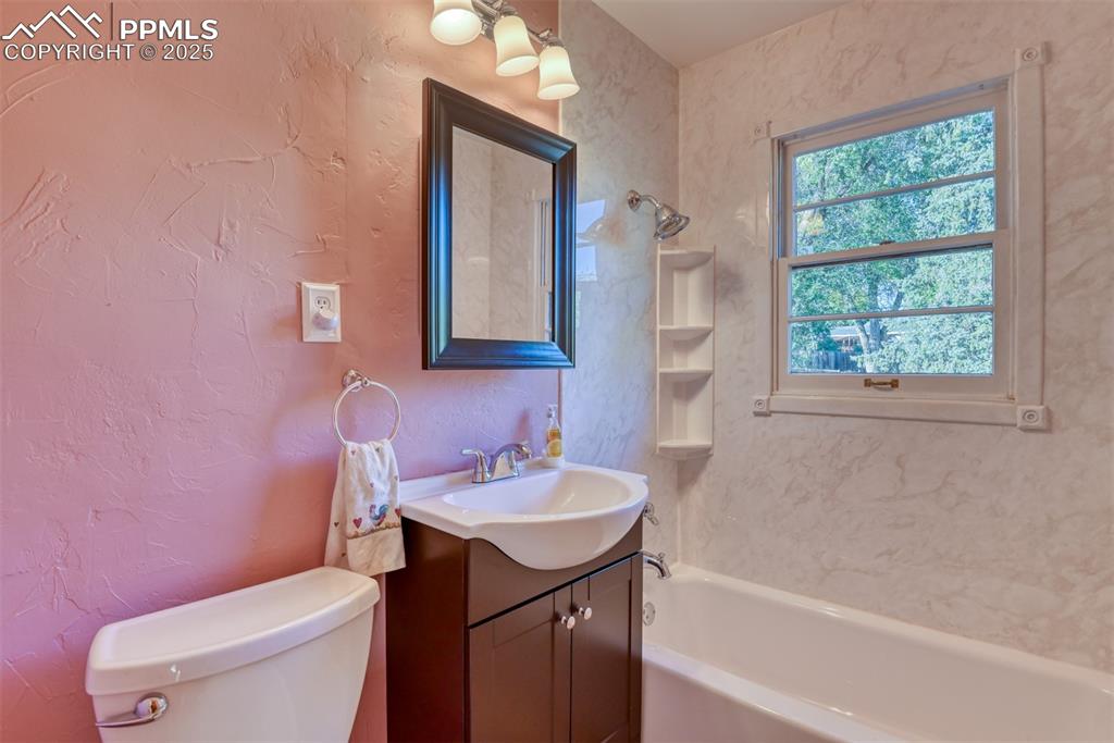 Image 31 of 49: Bathroom