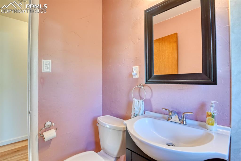 Image 32 of 49: Bathroom