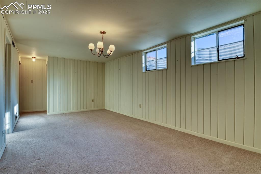 Image 34 of 49: Dining Area