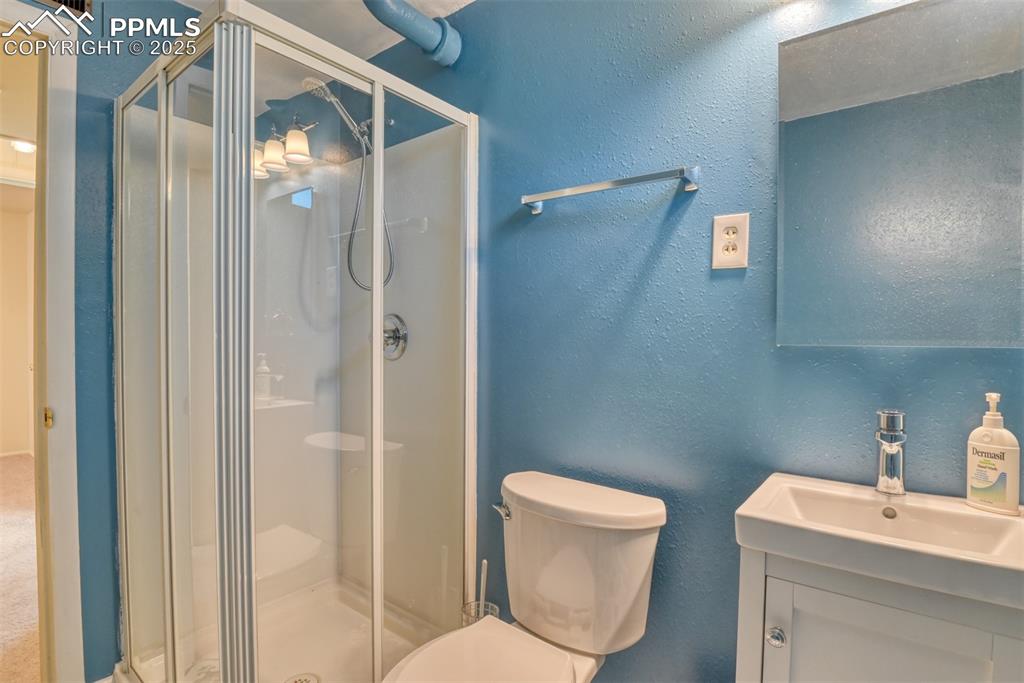 Image 42 of 49: Bathroom