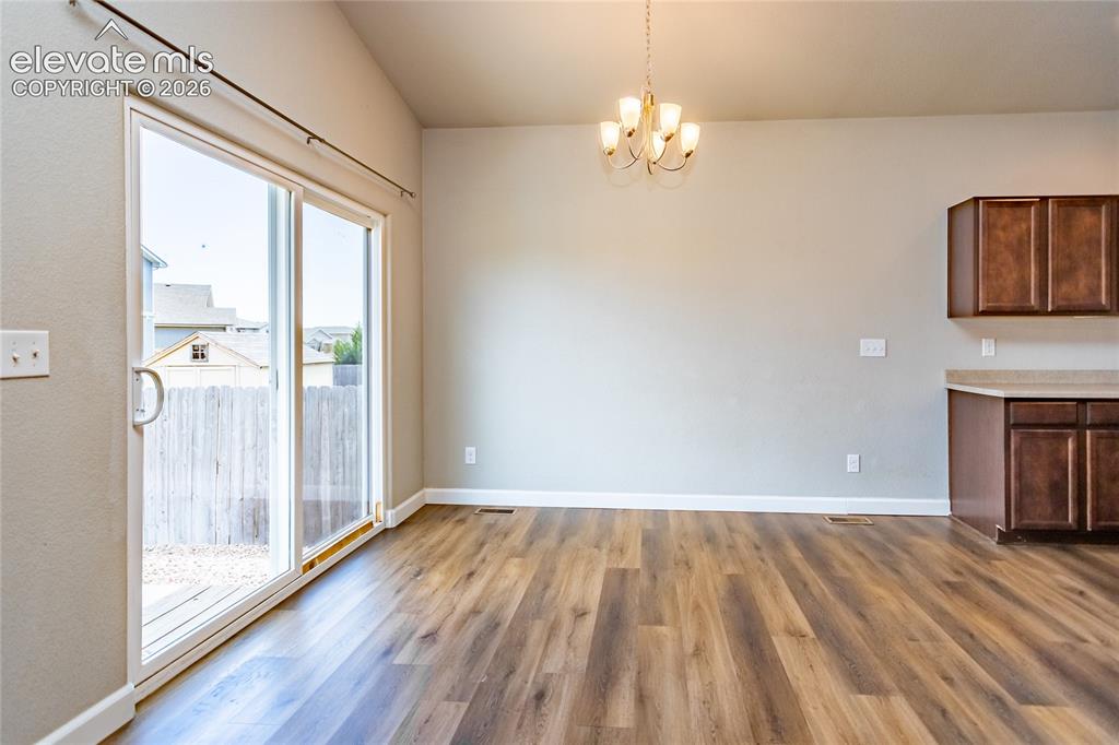 Image 10 of 50: Dining Area
