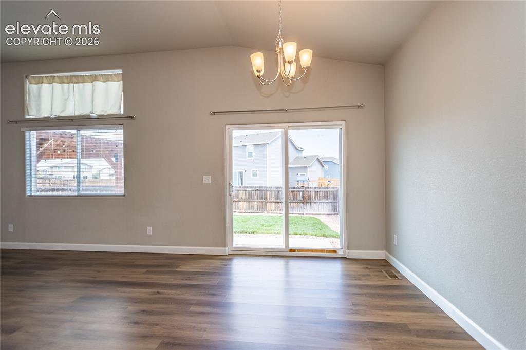 Image 11 of 50: Dining Area