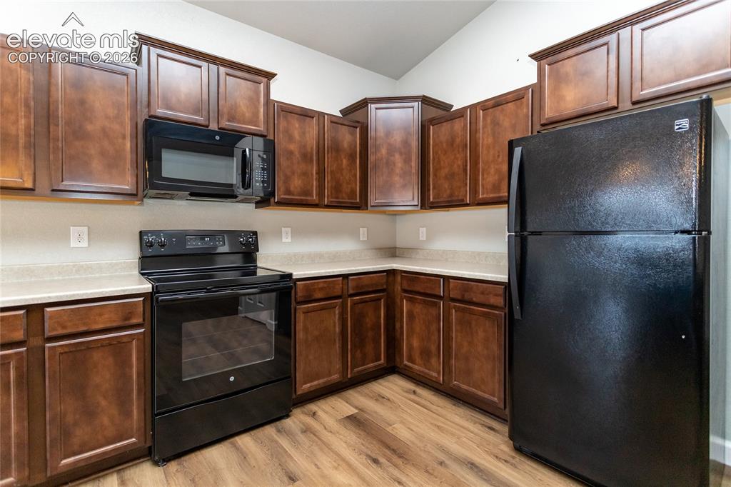Image 14 of 50: Kitchen