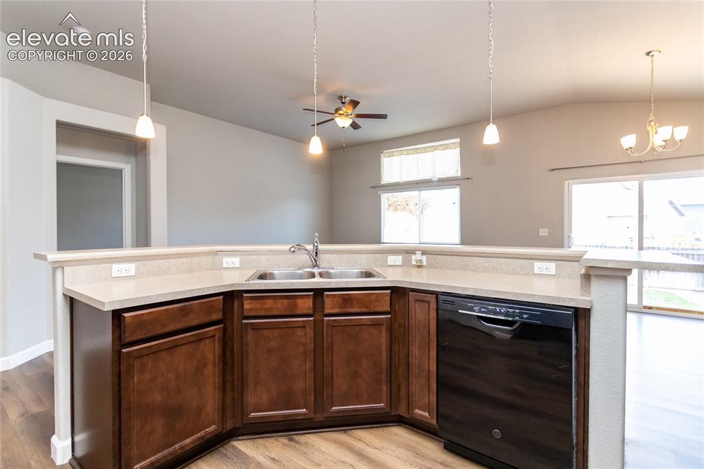 Image 15 of 50: Kitchen