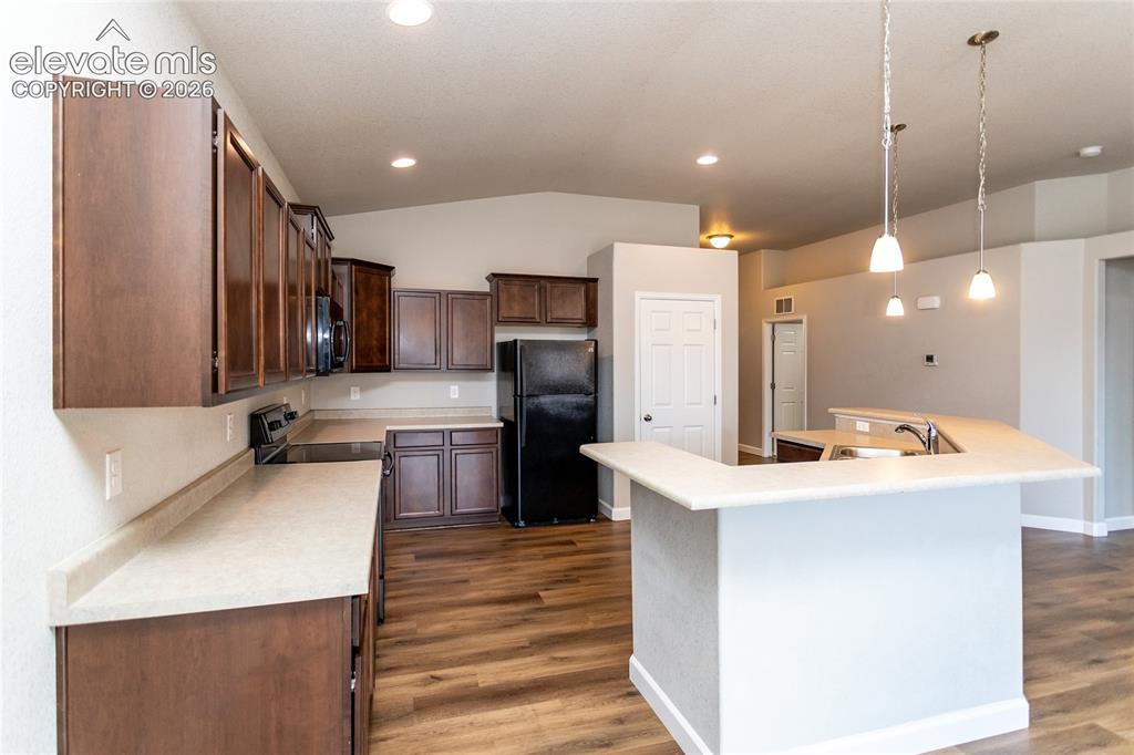 Image 16 of 50: Kitchen