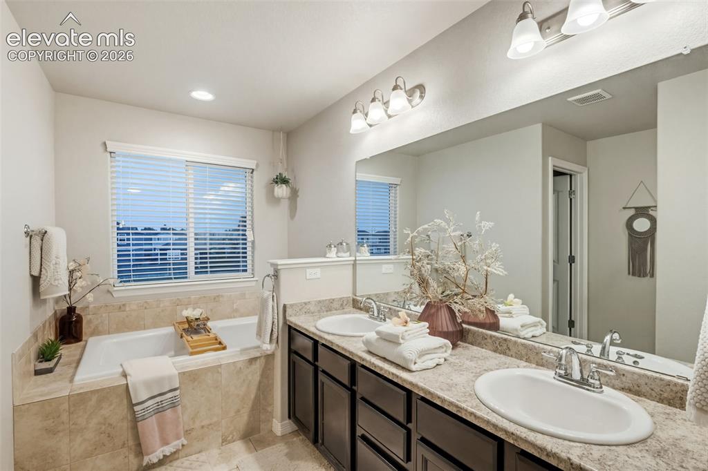 Image 17 of 45: Bathroom