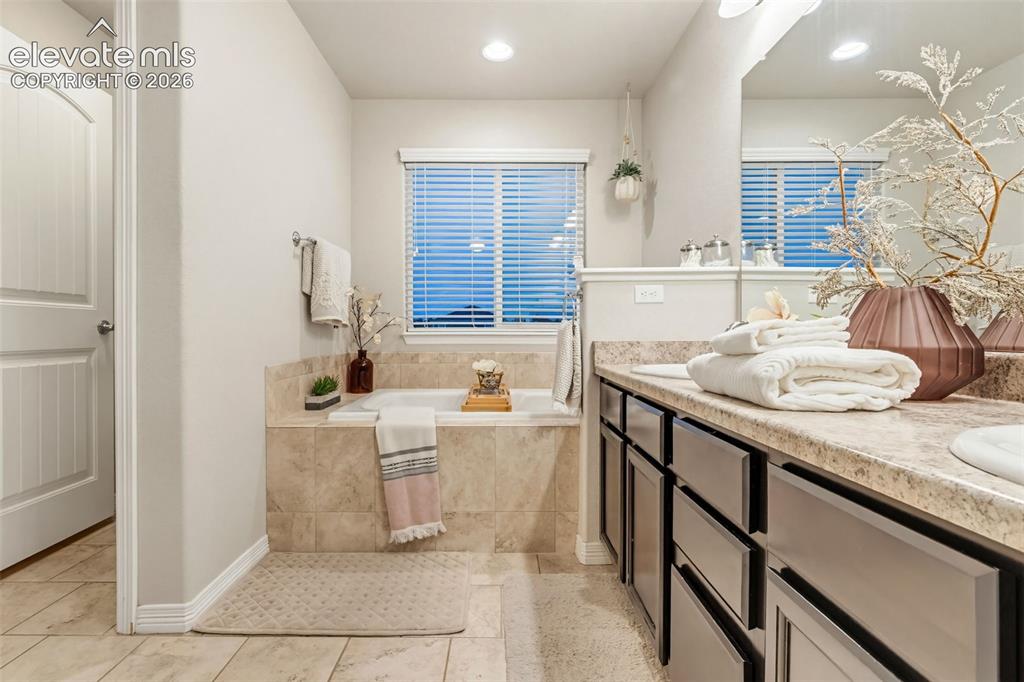 Image 19 of 45: Bathroom