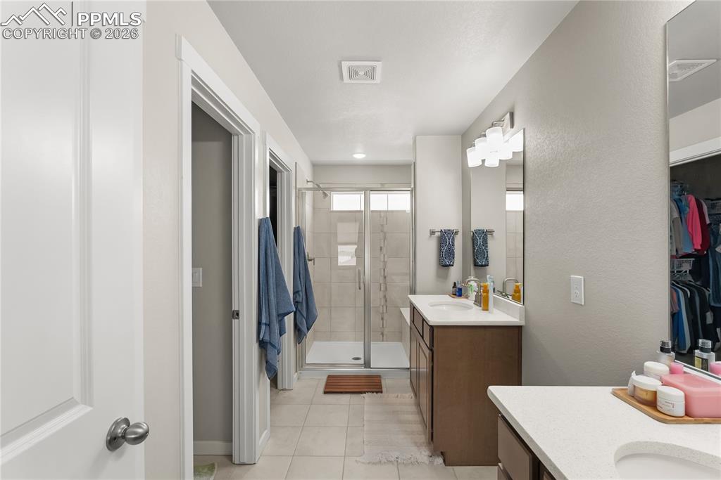 Image 20 of 37: Bathroom