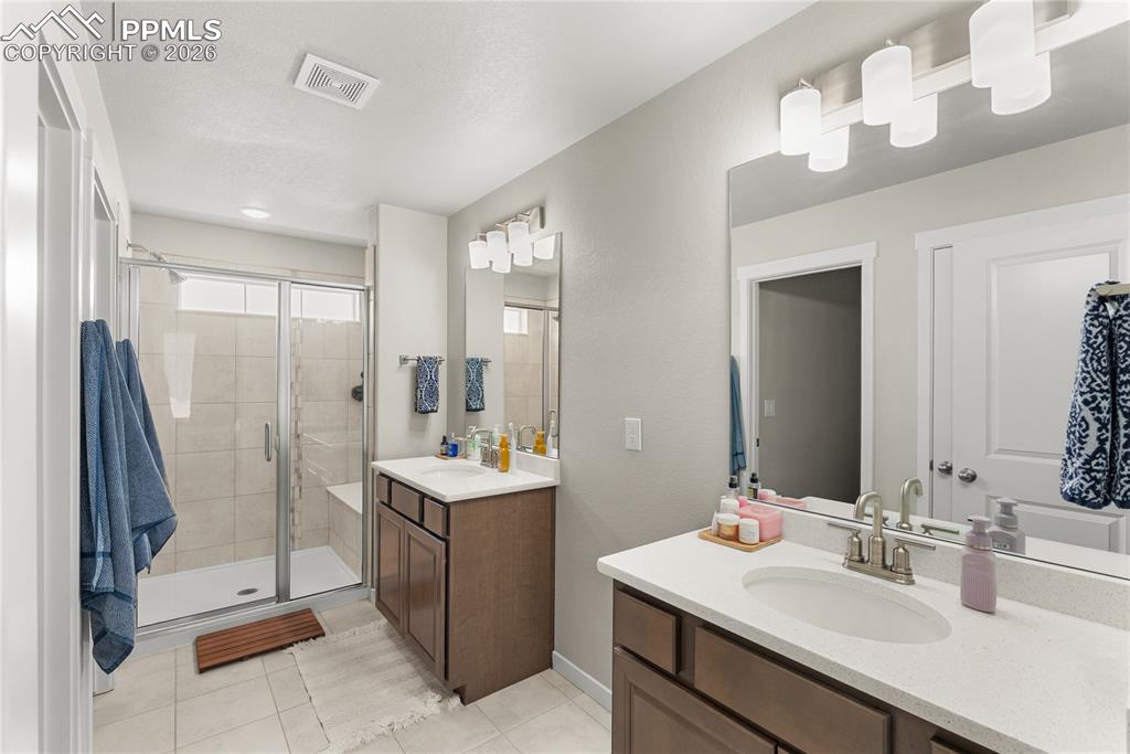 Image 21 of 37: Bathroom