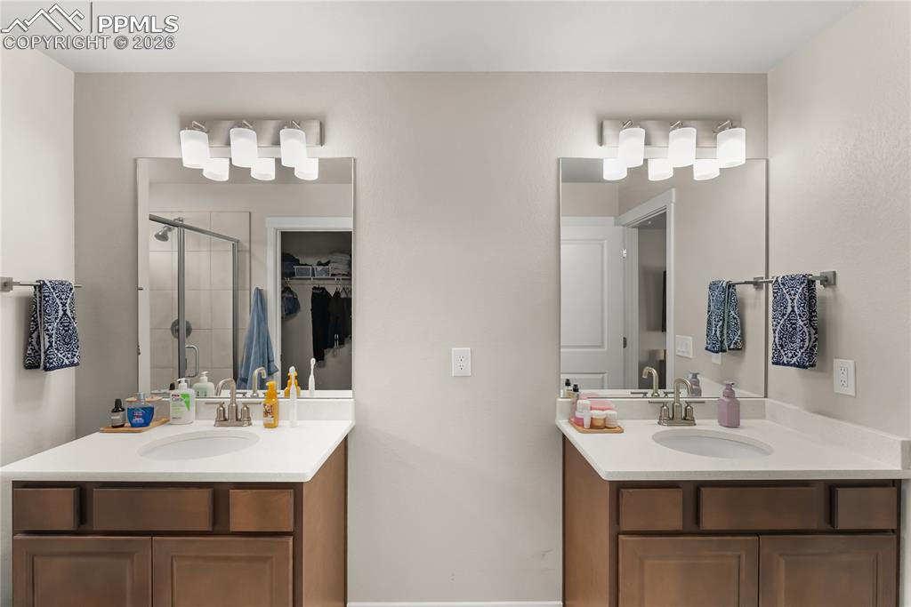 Image 22 of 37: Bathroom