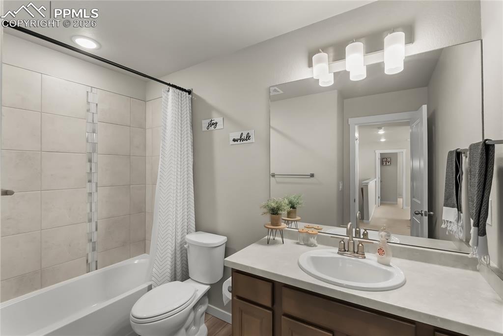 Image 26 of 37: Bathroom