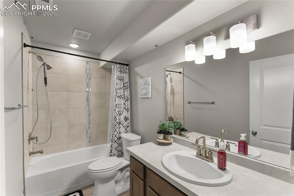 Image 28 of 37: Bathroom