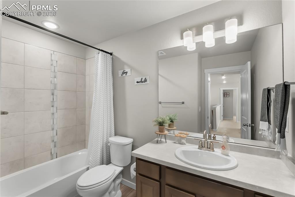 Image 29 of 37: Bathroom