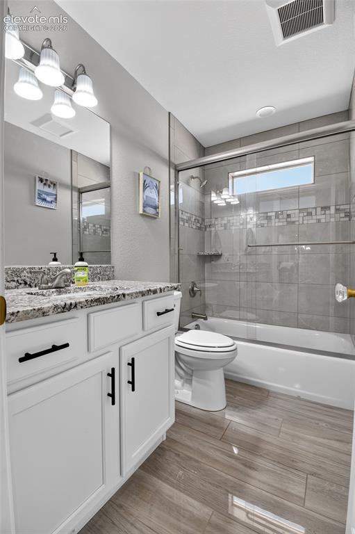 Image 27 of 38: Guest bathroom