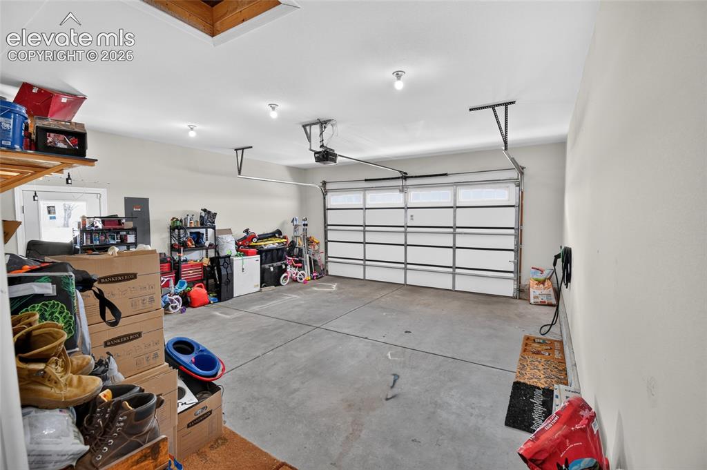 Image 32 of 38: 2 car garage