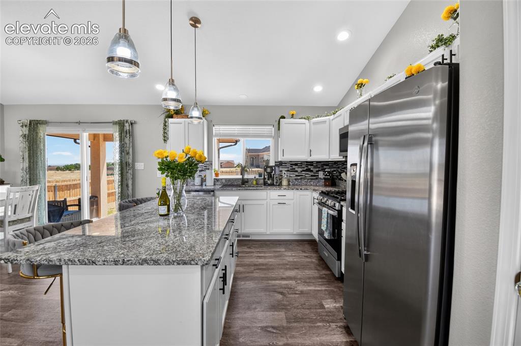 Image 7 of 38: Upgraded granite countertops