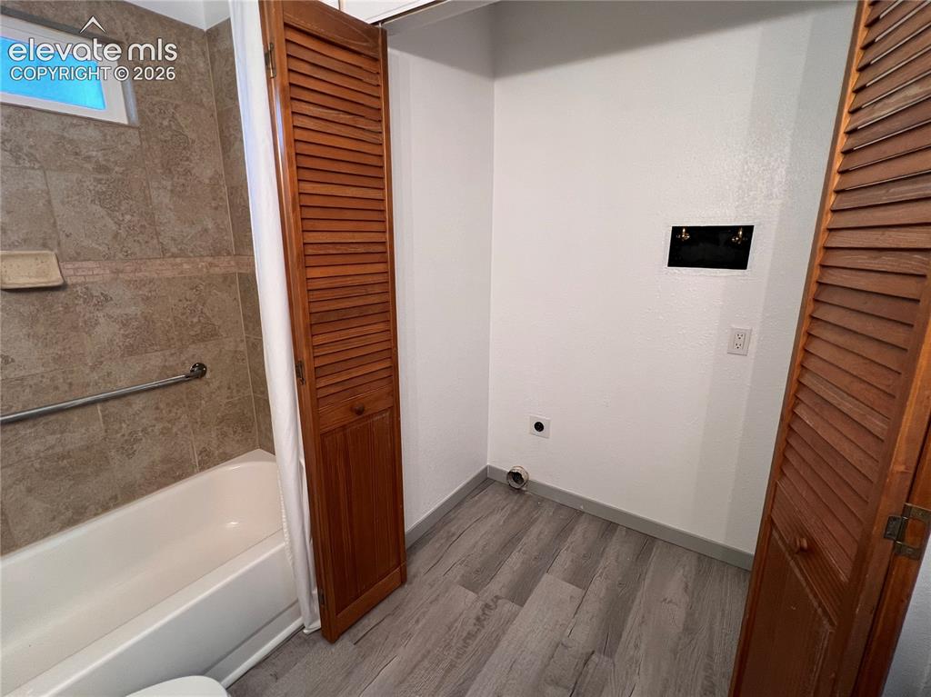 Image 19 of 24: Bathroom