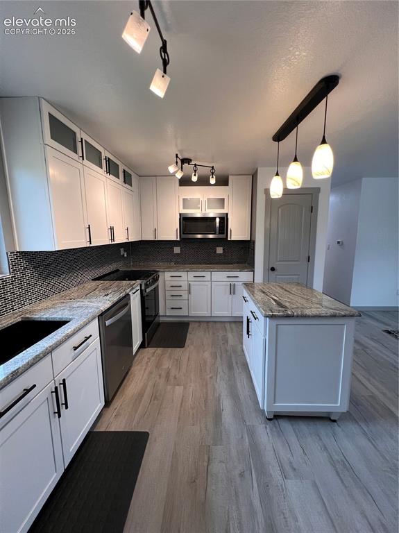 Image 21 of 24: Kitchen