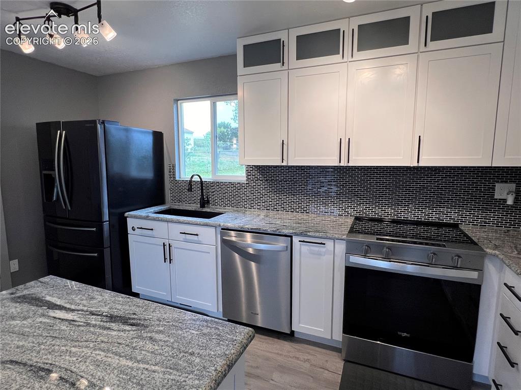 Image 4 of 24: Kitchen