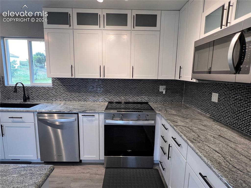 Image 5 of 24: Kitchen