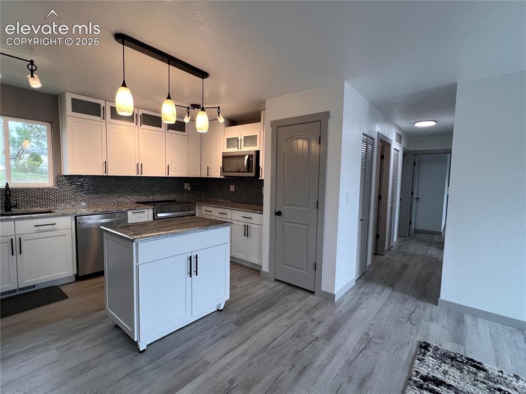 Image 6 of 24: Kitchen