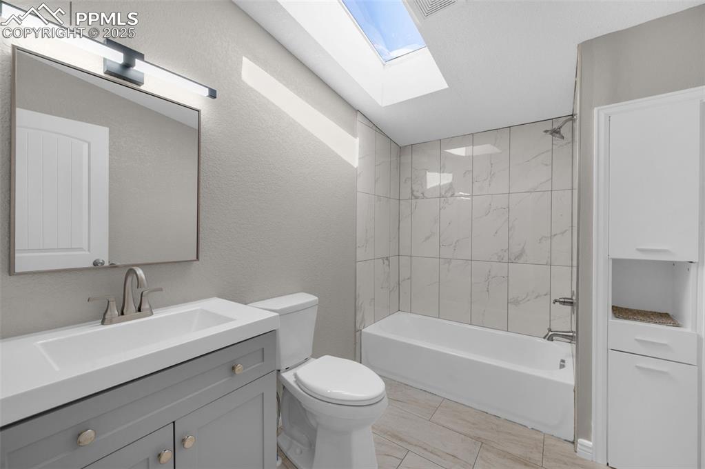 Image 19 of 39: Bathroom