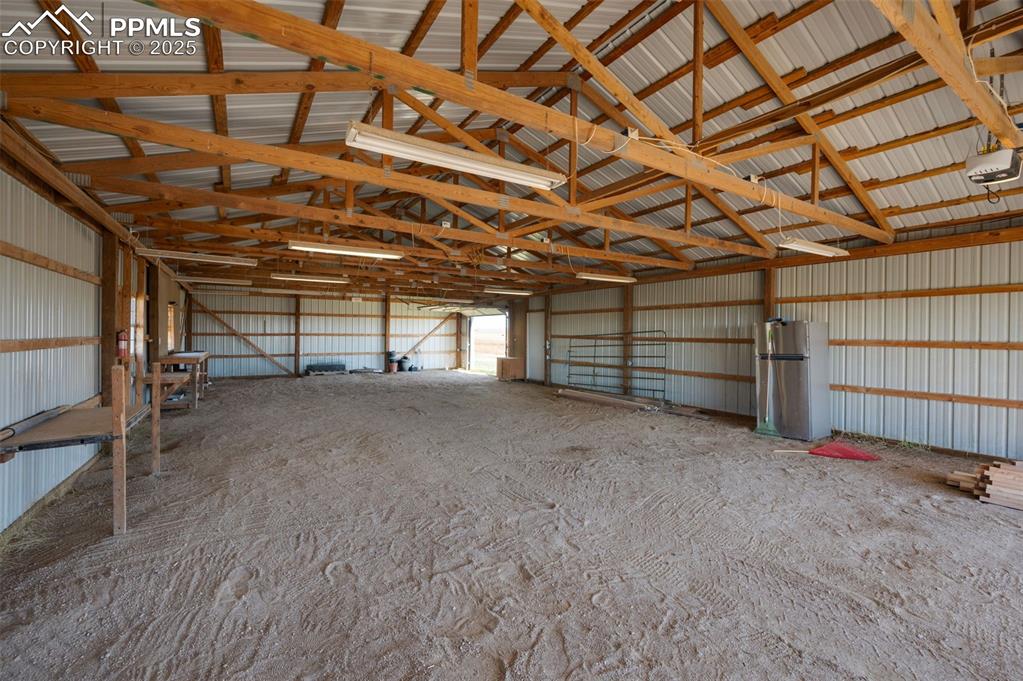 Image 22 of 39: Garage