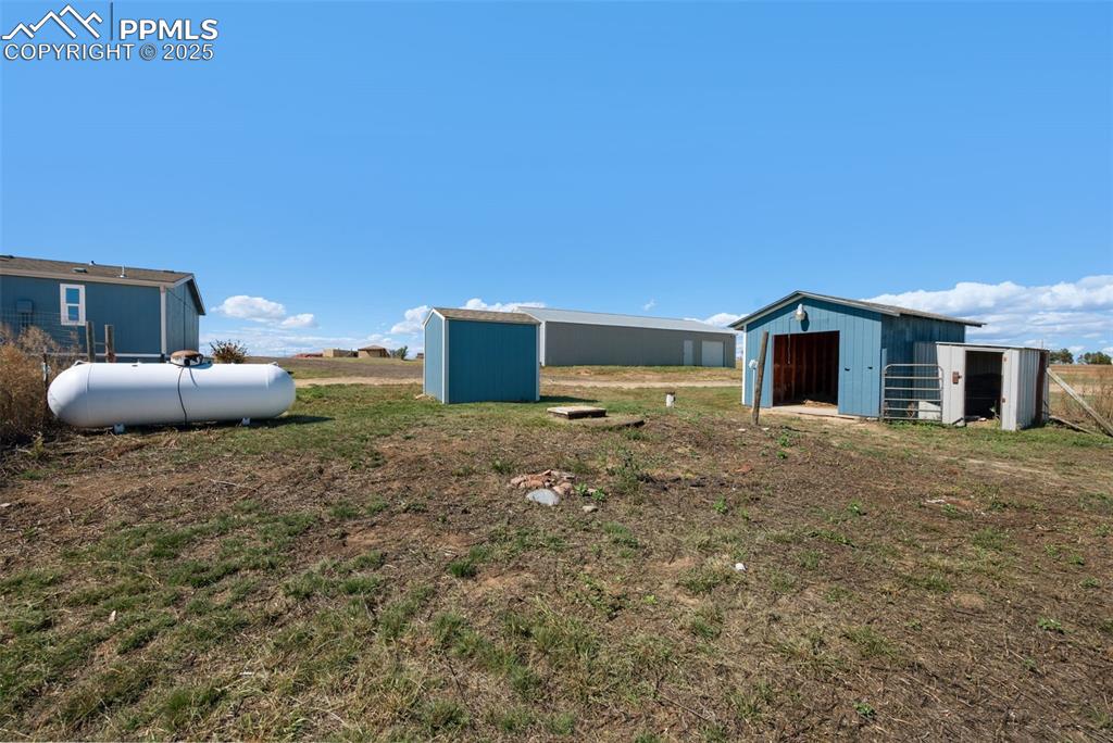 Image 26 of 39: Yard