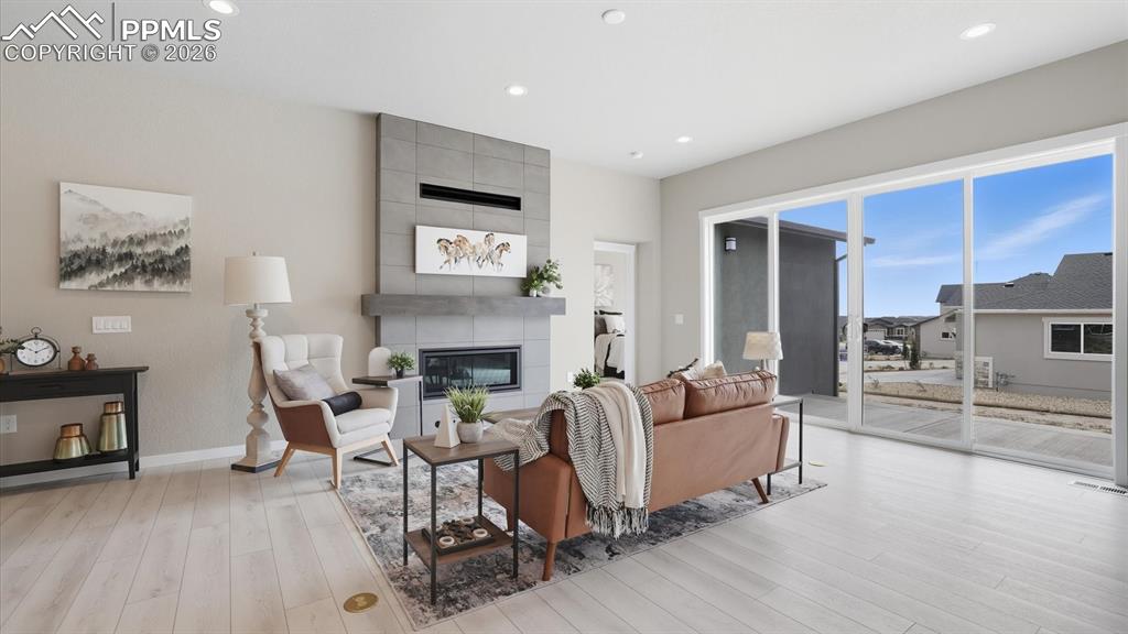 Image 17 of 50: The Kitchen overlooks the Great Room, great for entertaining.