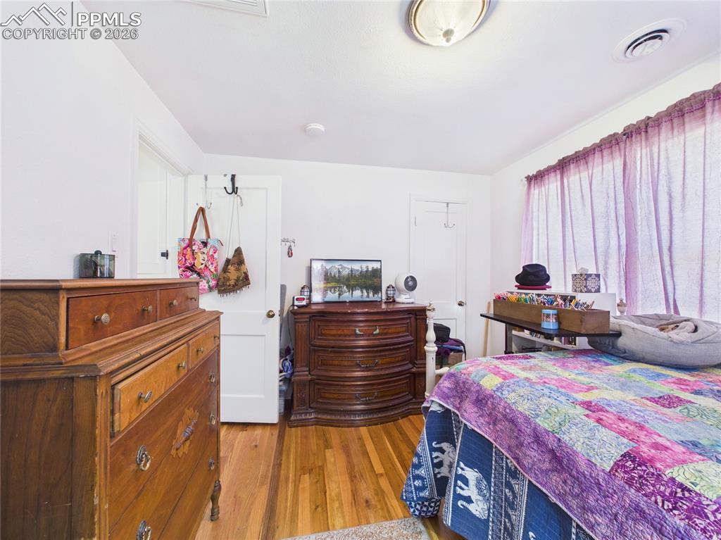 Image 14 of 26: Bedroom