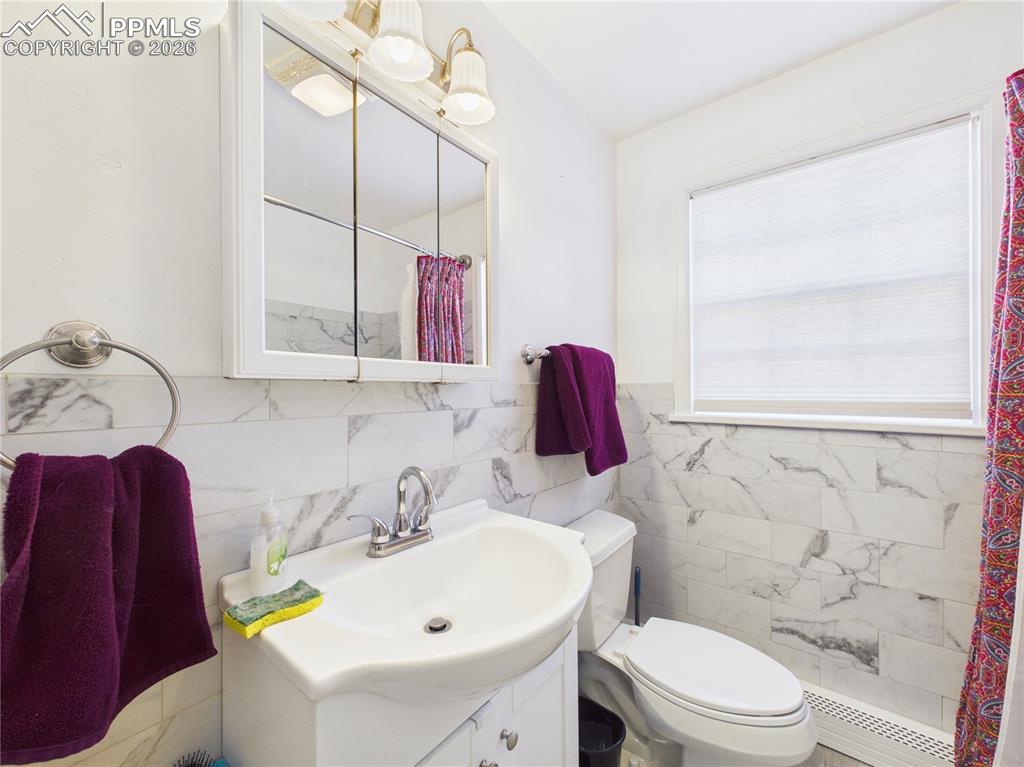 Image 15 of 26: Bathroom