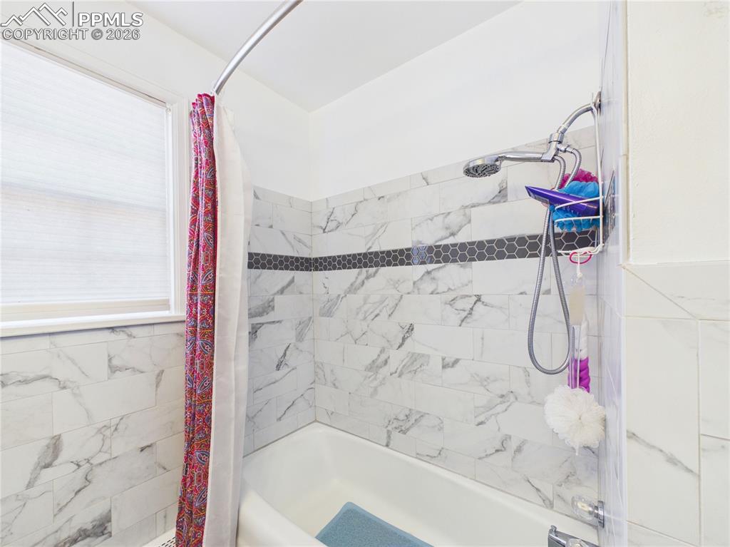 Image 16 of 26: Bathroom