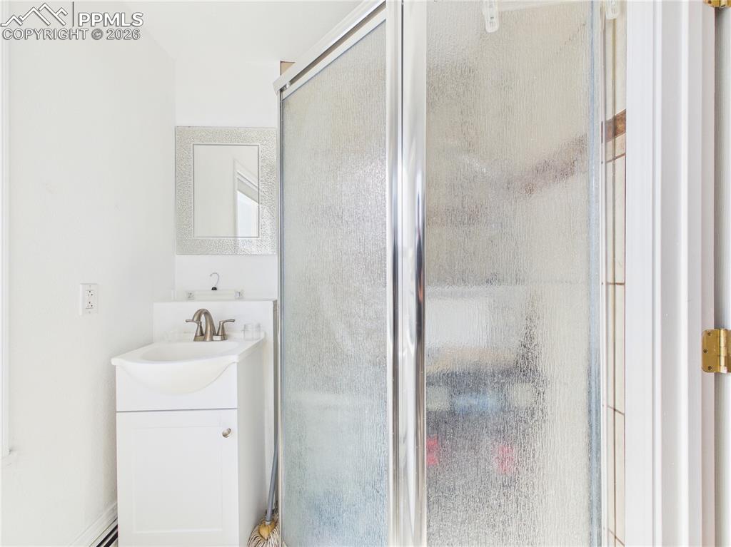 Image 19 of 26: Bathroom