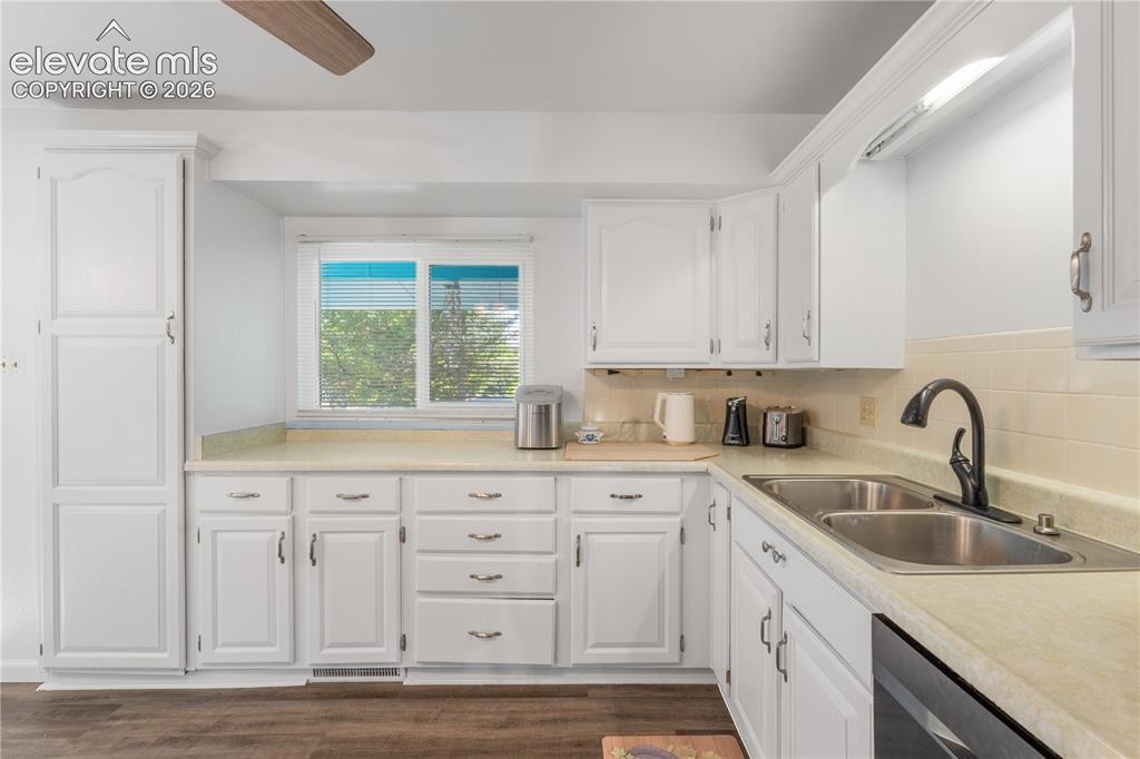 Image 12 of 40: Kitchen