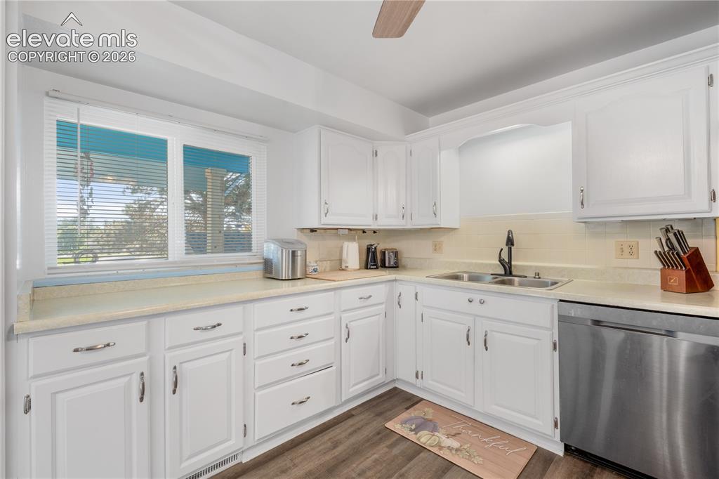 Image 13 of 40: Kitchen