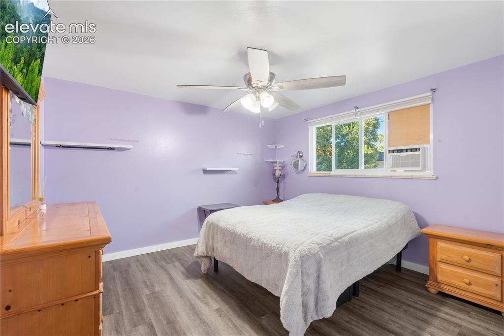 Image 18 of 40: Bedroom