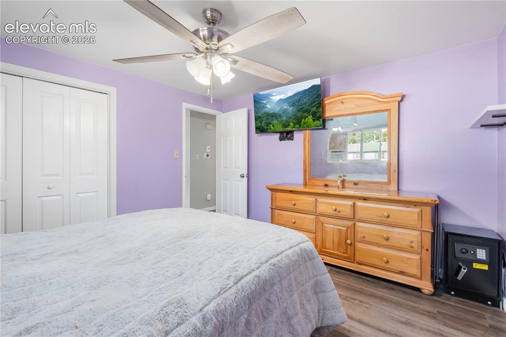 Image 20 of 40: Bedroom
