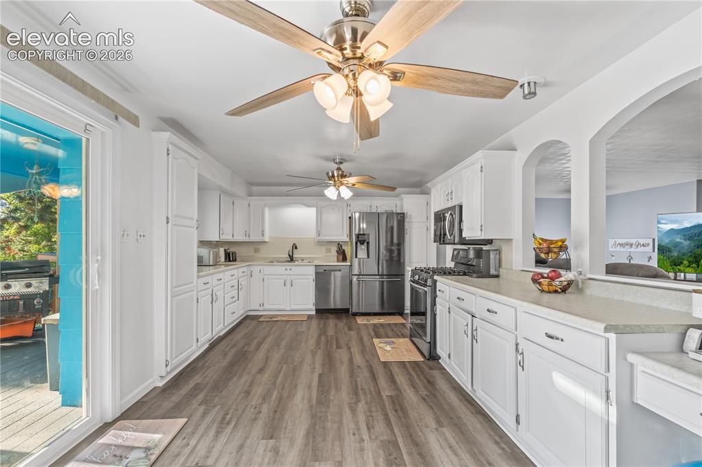 Image 9 of 40: Kitchen