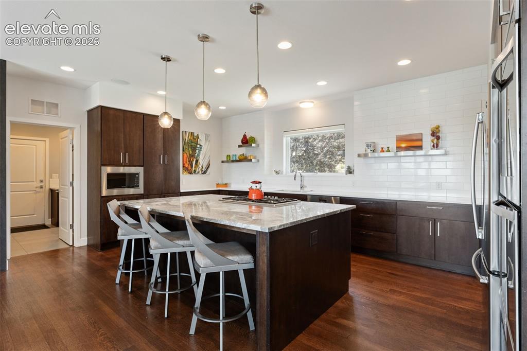 Image 17 of 50: Gourmet Kitchen / DR / Combo