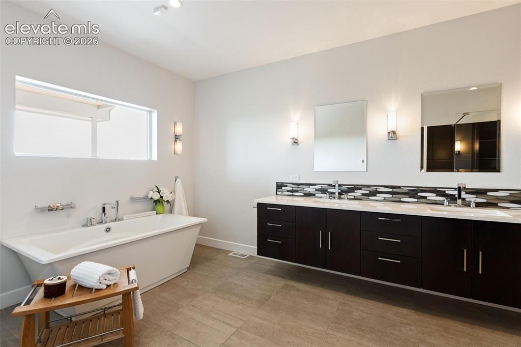 Image 31 of 50: Primary Ensuite with Large Soaking Tub