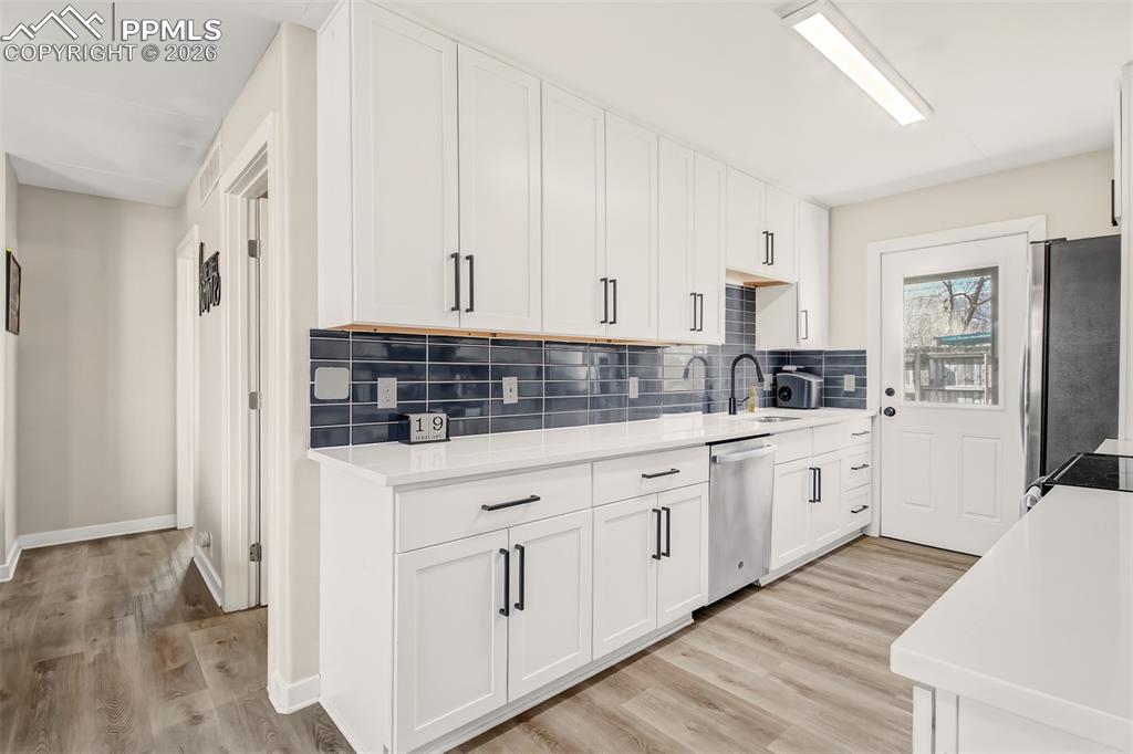 Image 10 of 21: Kitchen