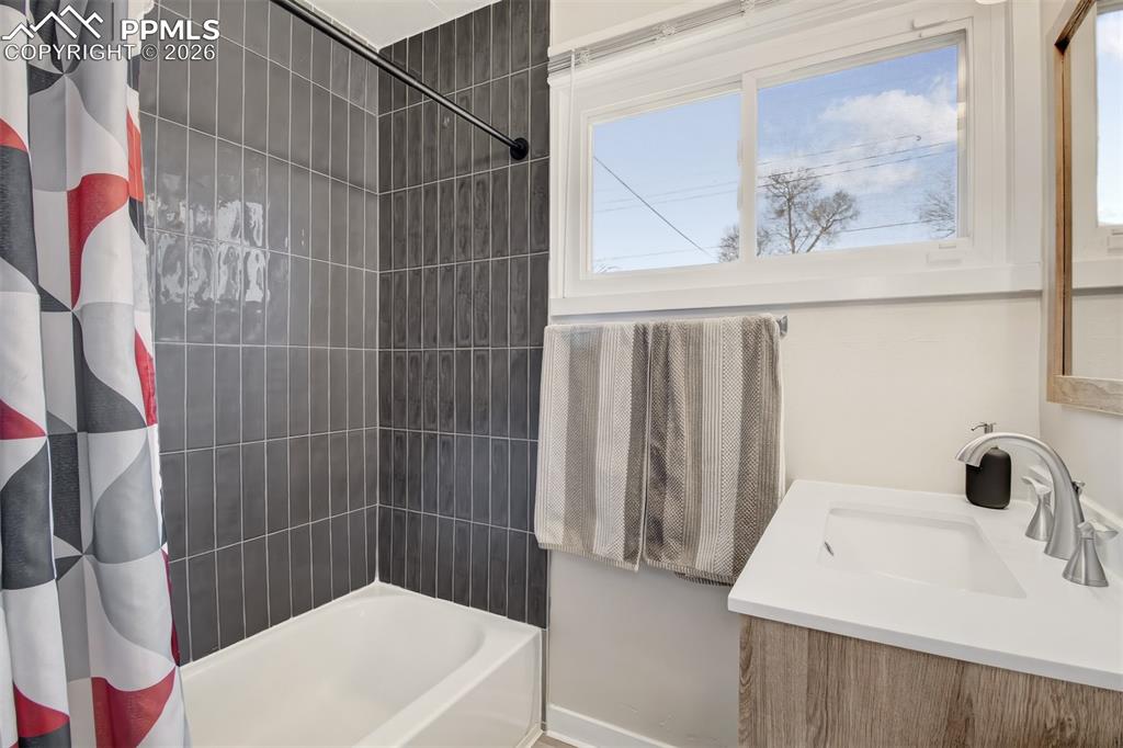 Image 15 of 21: Bathroom