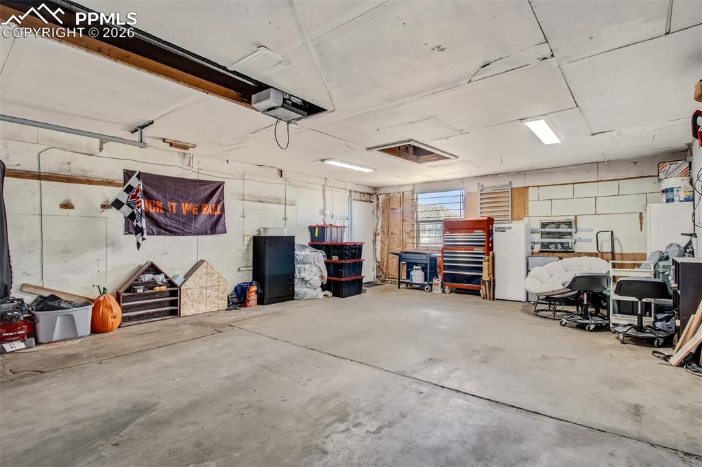 Image 17 of 21: Garage