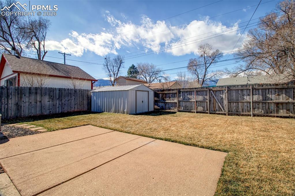 Image 18 of 21: Yard