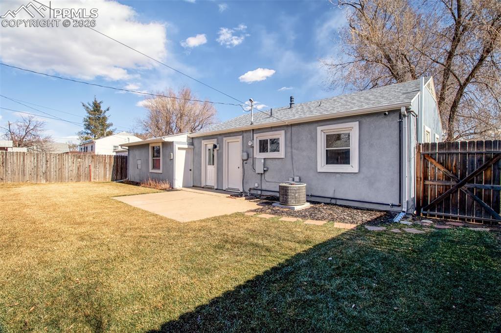 Image 20 of 21: Back of Structure