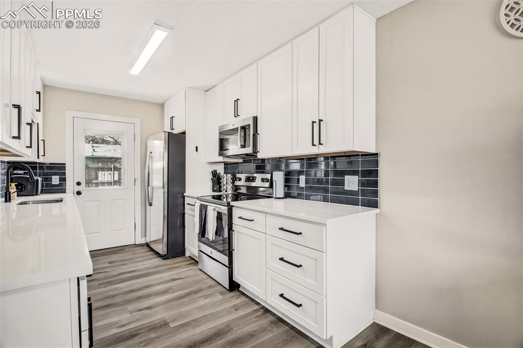 Image 8 of 21: Kitchen