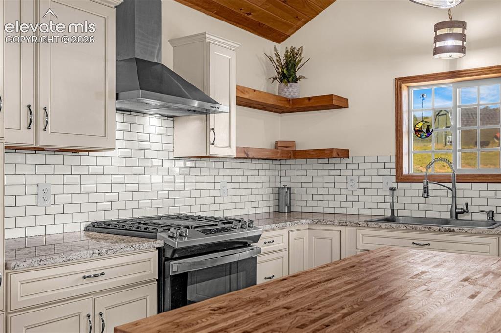 Image 10 of 48: Kitchen
